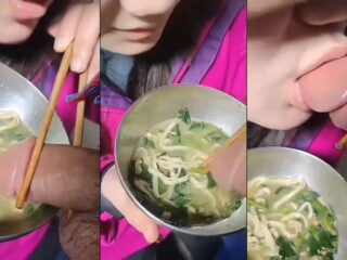 doc-la-em-gai-an-mi-con-lay-chim-anh-cham-vo-nuoc-mut